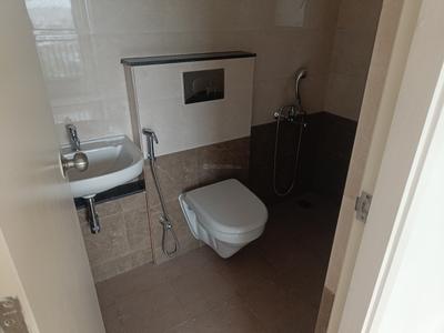Bathroom Image of 600 Sq.ft 1 BHK Apartment / Flat for rent in Mahindra Happinest Tathawade, Tathawade Pune for Rs. 21000