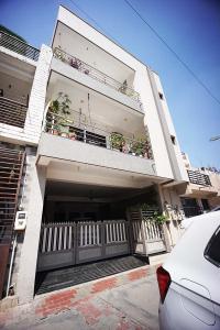 Living Room Image of 4050 Sq.ft 5 BHK Independent House for sale in Nirnay Nagar Ahmedabad for Rs. 24500000