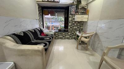 Living Room Image of 650 Sq.ft 2 BHK Apartment / Flat for sale in Gokul Horizon, Kandivali East Mumbai for Rs. 15000000