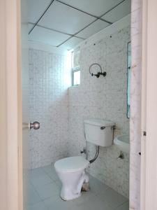 Common Bathroom Image of 1102 Sq.ft 2.5 BHK Apartment / Flat for sale in  Gaur City 2 12th Avenue, Noida Extension Greater Noida for Rs. 10700000
