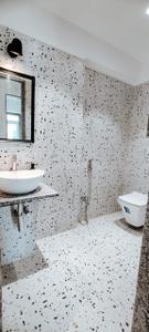 Bathroom Image of 550 Sq.ft 1 BHK Apartment / Flat for sale in Nirvaana Pearl, Chembur Mumbai for Rs. 8450000