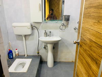Bathroom Image of 1050 Sq.ft 2 BHK Apartment / Flat for rent in Paramount Emotions, Noida Extension Greater Noida for Rs. 21000