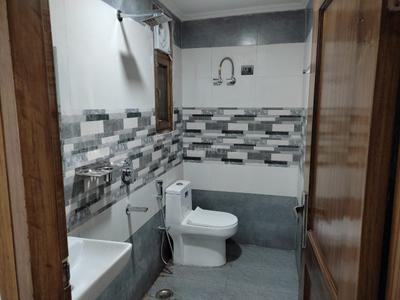 Bathroom Image of 400 Sq.ft 1 RK Apartment / Flat for rent in Saket New Delhi for Rs. 12000
