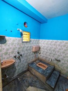 Bathroom Image of 750 Sq.ft 2 BHK Apartment / Flat for rent in Airport Gate no. 1 Kolkata for Rs. 10000