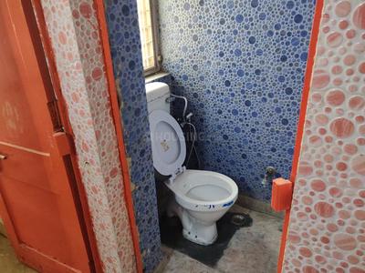 Bathroom Image of 750 Sq.ft 2 BHK Builder Floor for rent in Arun Vihar, Sector 37 Noida for Rs. 32125