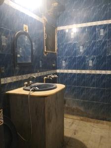 Common Bathroom Two Image of 1100 Sq.ft 2 BHK Apartment / Flat for sale in Paschim Vihar New Delhi for Rs. 16500000