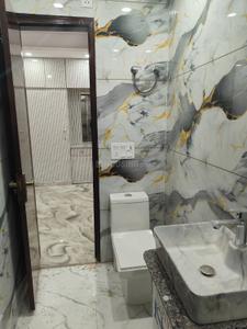 Bathroom Image of 630 Sq.ft 2 BHK Builder Floor for rent in Krishna Nagar New Delhi for Rs. 28000