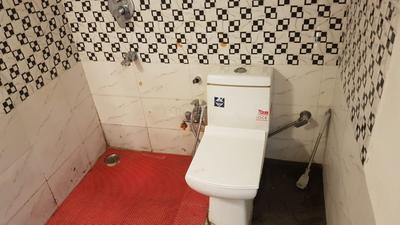 Bathroom Image of 350 Sq.ft 1 RK Builder Floor for rent in Defence Colony New Delhi for Rs. 27000