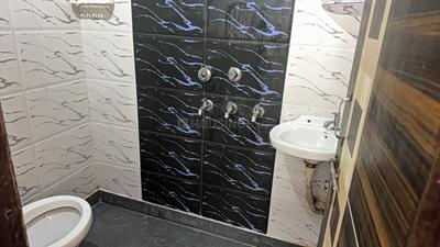 Bathroom Image of 600 Sq.ft 1 BHK Independent House for rent in Patel Nagar New Delhi for Rs. 18300