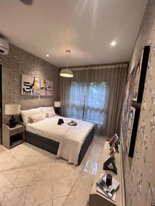 Bedroom Image of 1100 Sq.ft 2 BHK Apartment / Flat for sale in Hiranandani Kalyan Bldg A Oakwood Bldg B Bridgewood Bldg C Greenwood, Bhiwandi Thane for Rs. 8867000