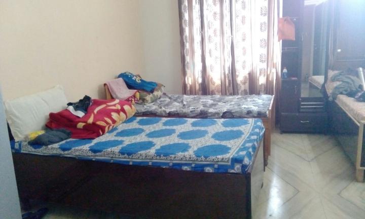 Bedroom Image of GLOBAL BOYS COLIVING PG  in Sector 16, Noida