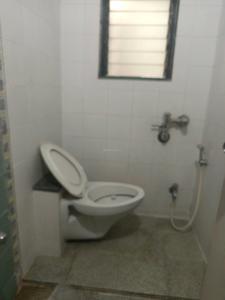 Common Bathroom Image of 1000 Sq.ft 2 BHK Apartment / Flat for rent in Magarpatta Grevillea, Magarpatta City Pune for Rs. 32000