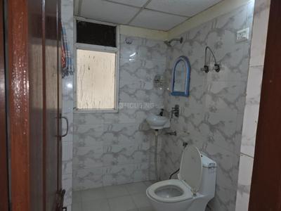 Bathroom Image of 890 Sq.ft 2 BHK Apartment / Flat for rent in Sethi Max Royal, Sector 76 Noida for Rs. 26000