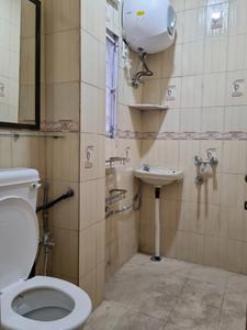 Common Bathroom One Image of 1000 Sq.ft 2 BHK Apartment / Flat for rent in Janakpuri New Delhi for Rs. 37000