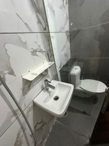 Bathroom Image of 1100 Sq.ft 2 BHK Apartment / Flat for rent in Mahalakshmi Nagar Indore for Rs. 45000