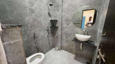 Bathroom Image of 550 Sq.ft 1 BHK Builder Floor for rent in Mahalakshmi Nagar Indore for Rs. 18999