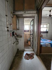 Bathroom Image of 450 Sq.ft 1 BHK Apartment / Flat for rent in Kandivali East Mumbai for Rs. 26000