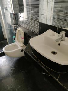 Common Bathroom Image of 1290 Sq.ft 3 BHK Apartment / Flat for sale in K Raheja Vistas, Powai Mumbai for Rs. 46300000