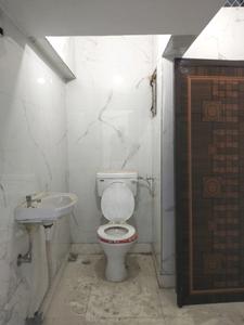 Common Bathroom Image of 700 Sq.ft 2 BHK Builder Floor for sale in Paschim Vihar New Delhi for Rs. 7000000