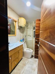 Bathroom Image of 1600 Sq.ft 3.5 BHK Apartment / Flat for rent in BPTP Park Grandeura, Sector 82 Faridabad for Rs. 45000