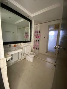Bathroom Image of 1450 Sq.ft 3 BHK Apartment / Flat for sale in Hiranandani Meadows, Thane West Thane for Rs. 30000000