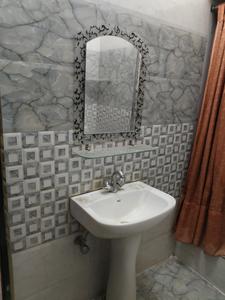 Bathroom Image of Girls pg in Phool Bagh Colony, Lucknow