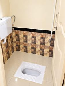 Bathroom Image of 265 Sq.ft 1 BHK Apartment / Flat for rent in Dadar East Mumbai for Rs. 24000
