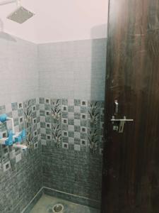 Bathroom Image of 800 Sq.ft 2 BHK Apartment / Flat for sale in Shalimar Garden Ghaziabad for Rs. 3995000