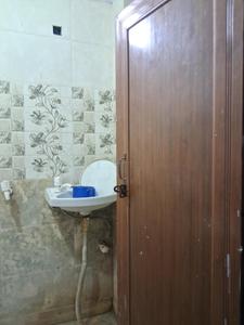 Common Bathroom Image of 450 Sq.ft 1 RK Apartment / Flat for rent in Sector 81 Noida for Rs. 6500
