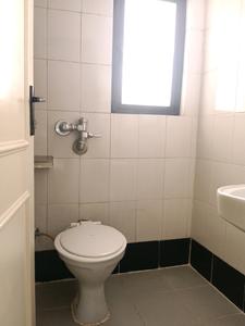 Common Bathroom Image of 700 Sq.ft 2 BHK Apartment / Flat for rent in Rosa Manhattan, Hiranandani Estate Thane for Rs. 44000