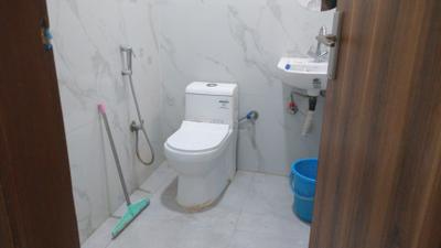 Bathroom Image of 500 Sq.ft 1 BHK Apartment / Flat for rent in Chhattarpur New Delhi for Rs. 20000