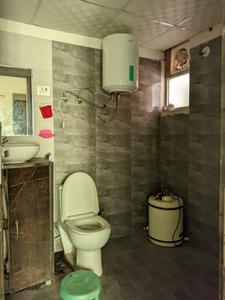 Bathroom Image of 1250 Sq.ft 3 BHK Apartment / Flat for rent in Highend Paradise I, Raj Nagar Extension Ghaziabad for Rs. 18000