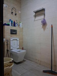 Common Bathroom Image of 975 Sq.ft 2 BHK Apartment / Flat for rent in Sector 49 Noida for Rs. 28000