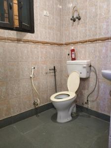 Common Bathroom Image of 650 Sq.ft 2 BHK Builder Floor for sale in Mahavir Enclave New Delhi for Rs. 3800000