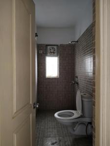 Common Bathroom Image of 1350 Sq.ft 3 BHK Apartment / Flat for sale in Paras Tierea, Sector 137 Noida for Rs. 10800000