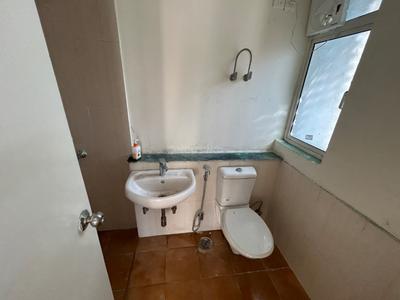 Bathroom Image of 960 Sq.ft 2 BHK Apartment / Flat for sale in Jaypee Kosmos, Sector 134 Noida for Rs. 7500000