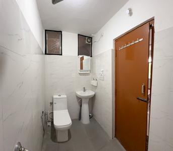Bathroom Image of 1200 Sq.ft 3 BHK Apartment / Flat for rent in Halasuru Bengaluru for Rs. 75000