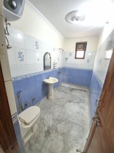 Bathroom Image of 950 Sq.ft 1 BHK Builder Floor for rent in Sector 46 Gurgaon for Rs. 31000
