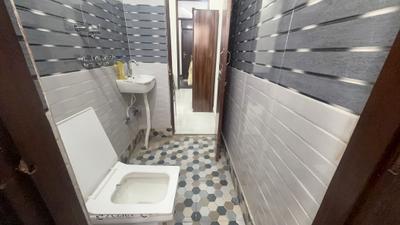 Bathroom Image of 600 Sq.ft 1 BHK Builder Floor for rent in Patel Nagar New Delhi for Rs. 19000