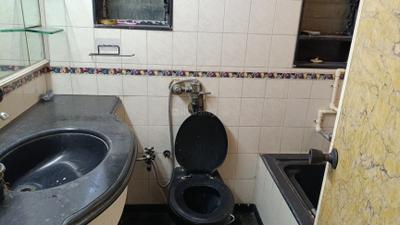 Bathroom Image of 550 Sq.ft 1 BHK Apartment / Flat for rent in Andheri West Mumbai for Rs. 55000