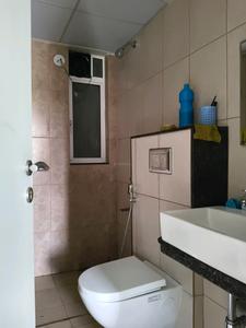 Common Bathroom Image of 910 Sq.ft 3 BHK Apartment / Flat for rent in Godrej Green Vistas, Mahalunge Pune for Rs. 32000