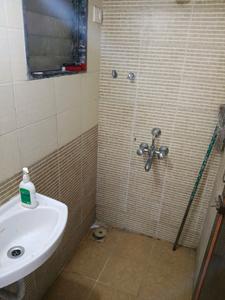 Common Bathroom Image of 405 Sq.ft 1 BHK Apartment / Flat for rent in Worli Mumbai for Rs. 45000