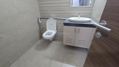 Bathroom Image of 2443 Sq.ft 3 BHK Apartment / Flat for rent in Casagrand Amberley, Thazhambur Chennai for Rs. 40000