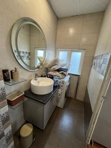 Bathroom Image of 2000 Sq.ft 4 BHK Independent House for rent in Greater Kailash New Delhi for Rs. 160000