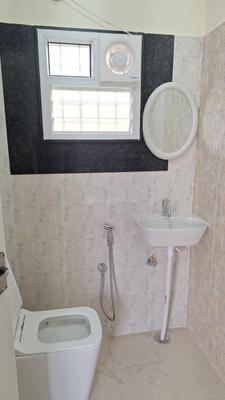 Bathroom Image of 750 Sq.ft 1 BHK Builder Floor for rent in Bommanahalli Bengaluru for Rs. 14500