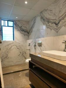 Bathroom Image of 4004 Sq.ft 5 BHK Apartment / Flat for sale in Fort Verde, Ballygunge Kolkata for Rs. 80000000