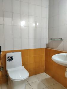 Common Bathroom Image of 1220 Sq.ft 2.5 BHK Apartment / Flat for sale in Uma Sparta, Hiranandani Estate Thane for Rs. 15500000