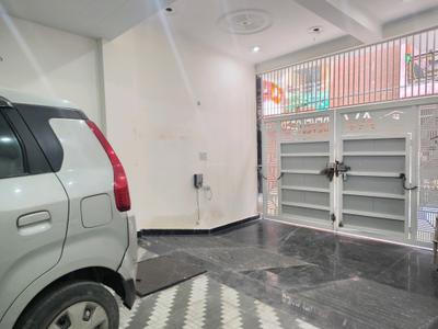 Car Garage Image of 460 Sq.ft 1 BHK Apartment / Flat for rent in Khanpur New Delhi for Rs. 12000