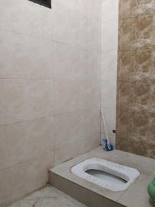 Common Bathroom Image of 500 Sq.ft 1 BHK Builder Floor for sale in Mayur Vihar Phase 1 New Delhi for Rs. 2600000