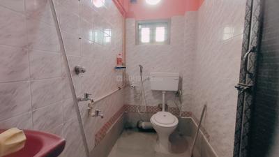 Bathroom Image of 700 Sq.ft 2 BHK Apartment / Flat for sale in Airport Gate no. 1 Kolkata for Rs. 2400000